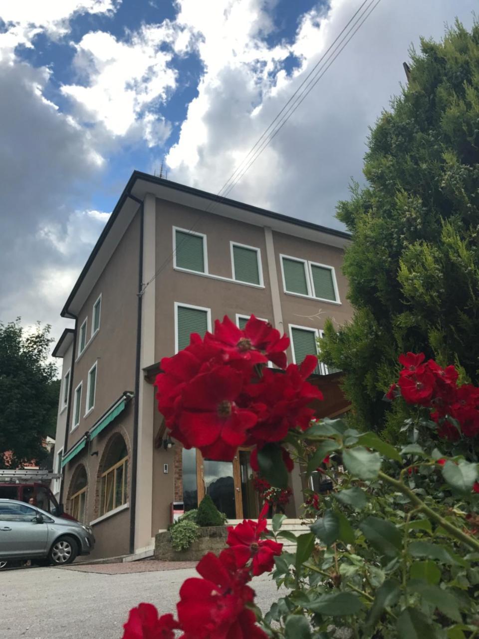 Carla Failela Hotel Valli del Pasubio Bagian luar foto