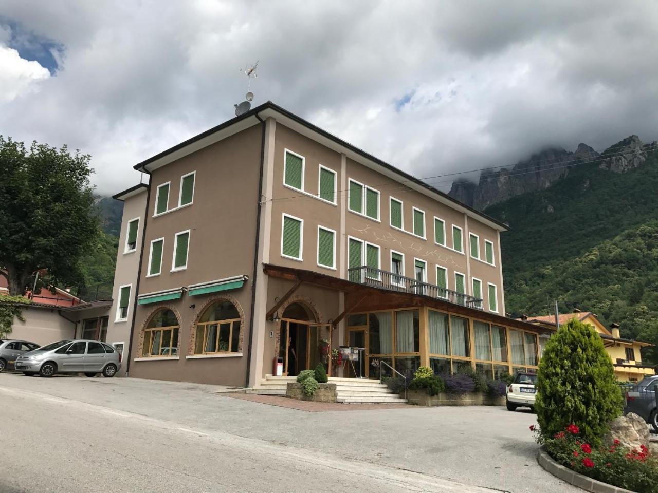 Carla Failela Hotel Valli del Pasubio Bagian luar foto